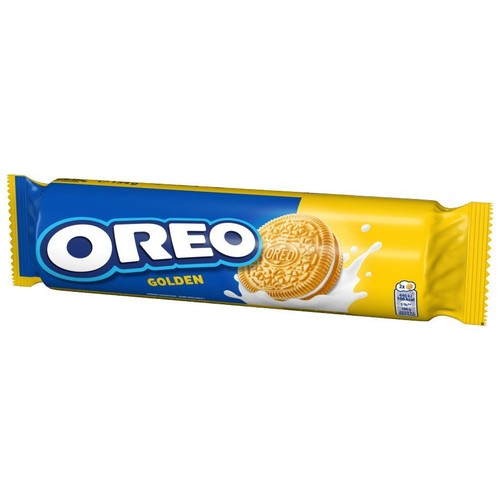 Niebiesko-żółte opakowanie ciastek Oreo Golden. Na nim złote ciastko z białym kremem i rozprysk mleka.