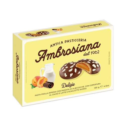 Pudełko włoskich ciastek Ambrosiana Delizie, 130g. Grafika prezentuje ciastka kruche z nadzieniem z dżemu morelowego, oblane polewą z kakao i mleka, posypane płatkami z białej czekolady. Obok dzbanek mleka i świeże morele.