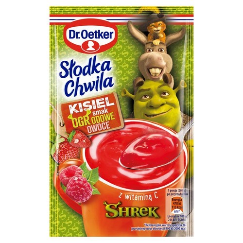 Zielone opakowanie kisielu Dr. Oetker Słodka Chwila, smak Ogrodowe Owoce z witaminą C. Na etykiecie grafiki postaci Shreka, Osła i Kota w Butach, a także czerwony kisiel w misce z łyżką, truskawki i maliny.