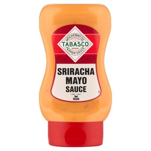 Wegański sos Tabasco Sriracha Mayo w charakterystycznej pomarańczowej butelce. Czerwona etykieta z logo Tabasco i nazwą produktu. Czerwona zakrętka u dołu opakowania.