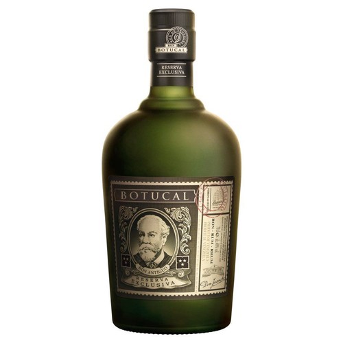 Butelka rumu Botucal Reserva Exclusiva o klasycznym kształcie, w matowym, ciemnozielonym kolorze. Etykieta zawiera stylizowany portret mężczyzny oraz nazwy "Botucal" i "Reserva Exclusiva".
