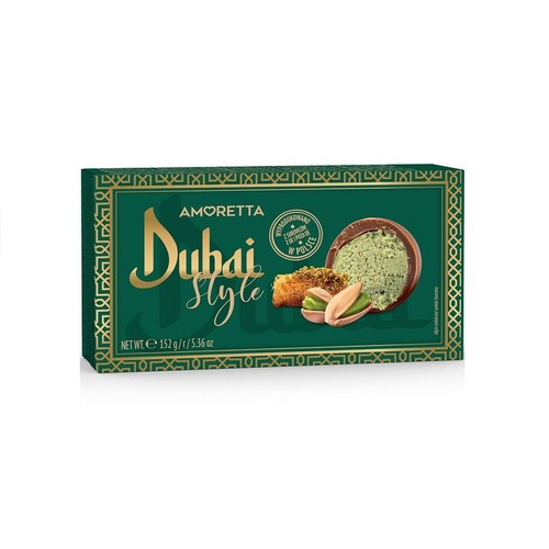 Pudełko pralin Amoretta Dubai Style, zielone ze złotymi wzorami. Na grafice pralina z zielonym kremem, kawałek ciasta filo i łuskane pistacje. Waga netto 152 g. Produkt wyprodukowany z surowców w Polsce.