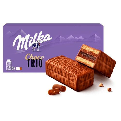 Milka Choco Trio: fioletowe pudełko i dwa czekoladowe ciastka, jedno z widocznym nadzieniem.