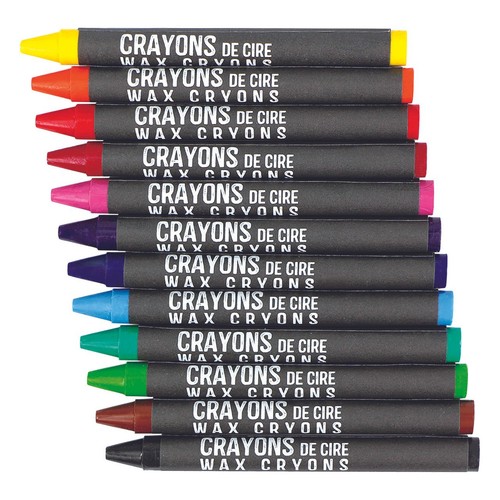 Zestaw 12 kredek woskowych "Crayons de Cire" w ciemnych owijkach. Widoczne kolory to żółty, pomarańczowy, czerwony, różowy, fioletowy, dwa odcienie niebieskiego, dwa odcienie zielonego, brązowy i czarny. Kredki ułożone są w stos.