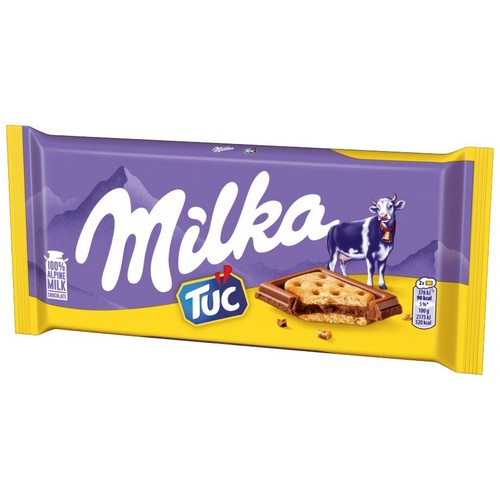 Fioletowo-żółte opakowanie czekolady Milka TUC, wykonanej ze 100% mleka alpejskiego. Na opakowaniu widnieje grafika fioletowo-białej krowy, gór oraz przekrój batonika, ukazujący warstwę czekolady i krakersa TUC w środku.