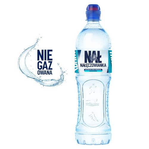 Przezroczysta butelka naturalnej wody mineralnej Nałęczowianka niegazowana. Ma niebieską zakrętkę i niebiesko-białą etykietę z nazwą produktu. Na butelce wytłoczone są sylwetki biegacza, pływaka i rowerzysty. Obok butelki grafika rozpryskującej się wody.