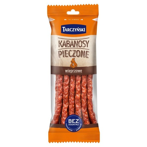Kabanosy pieczone wieprzowe Tarczyński w pomarańczowo-brązowym opakowaniu. Widoczne są kiełbaski bez dodatku fosforanów.