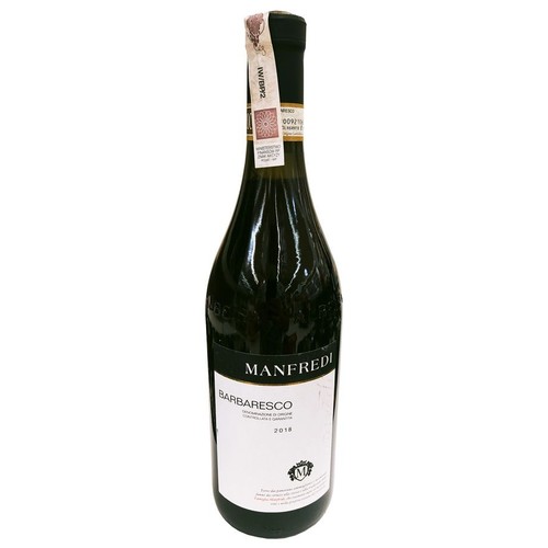 Butelka wina Barbaresco 2018 od Manfredi. Ma ciemne szkło i białą etykietę z nazwą produktu, rokiem oraz logo z literą "M". Na etykiecie widnieje również informacja o kontrolowanej i gwarantowanej nazwie pochodzenia.