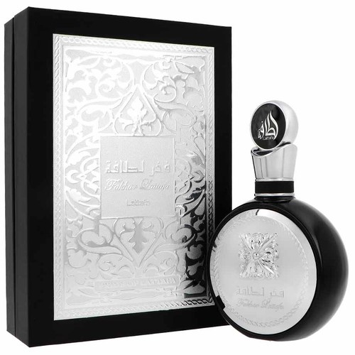 Elegancki zestaw perfum Fakhar Lattafa. Czarny flakon z metalicznym srebrnym dekorem i dopasowane pudełko z arabskimi motywami.