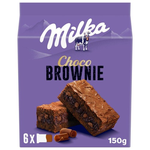 Fioletowe opakowanie Milka Choco Brownie z logo i krową. Widoczne dwa kawałki brownie z czekoladą i czekoladowe wiórki. 150g.