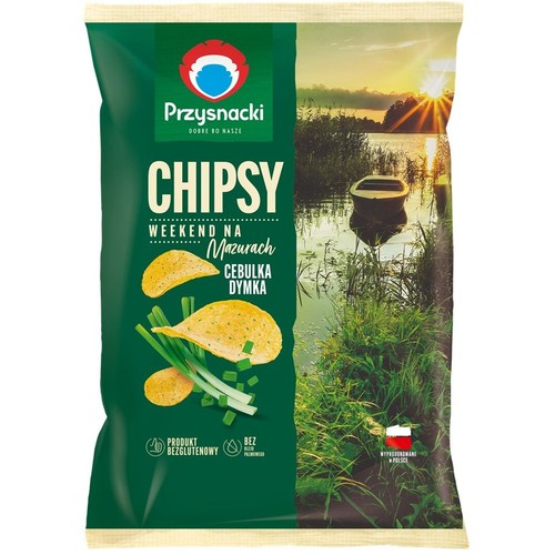 Przysnacki Chipsy Weekend na Mazurach o smaku cebulki dymki. Opakowanie zielone z grafiką jeziora i łódki.