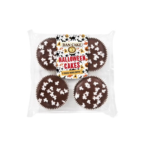 Produkt Dan Cake: cztery czekoladowe babeczki Halloween Cakes o smaku waniliowym, zapakowane w folię. Babeczki mają ciemną polewę i białe posypki w kształcie duchów i nietoperzy. Etykieta z grafiką Halloween.