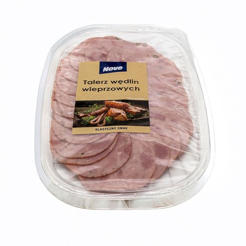 Przezroczyste, owalne opakowanie z plastrami wędlin wieprzowych marki Nove. Wędliny są jasnoróżowe, okrągłe, z widocznymi przyprawami. Na etykiecie widnieje nazwa "Talerz wędlin wieprzowych" oraz "Klasyczny smak".