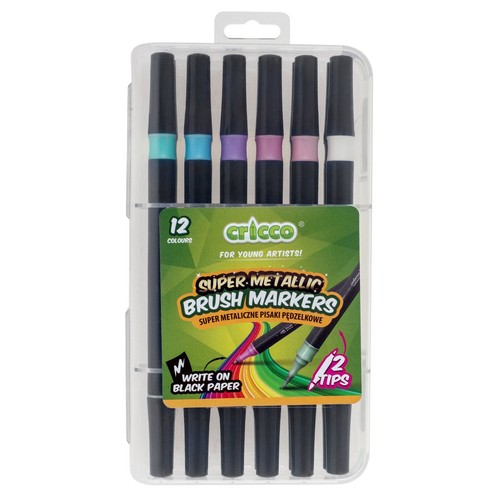 Cricco Super Metallic Brush Markers, zestaw 12 kolorowych pisaków pędzelkowych z podwójnymi końcówkami. Przeznaczone dla młodych artystów, umożliwiają pisanie po czarnym papierze, tworząc metaliczne efekty.