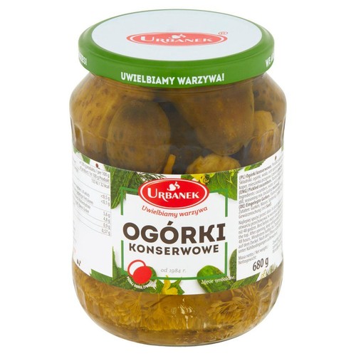 Szklany słoik ogórków konserwowych Urbanek, 680 g. Na zielonej zakrętce widnieje logo Urbanek i hasło "UWIELBIAMY WARZYWA!". Etykieta z nazwą produktu, informacją "od 1984 r." i masą netto. W środku widoczne całe ogórki.