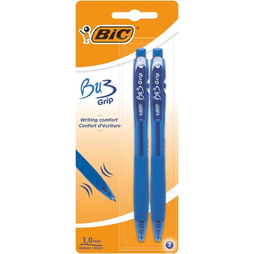 Dwa niebieskie długopisy kulkowe BIC Bu3 Grip w przezroczystym blistrze. Posiadają końcówkę 1.0 mm (średnia) i są reklamowane jako zapewniające komfort pisania. Opakowanie ma pomarańczowo-białe tło.