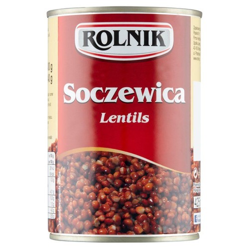 Puszka konserwowa z soczewicą ROLNIK. Etykieta w kolorze czerwonym z białymi napisami. Na etykiecie widoczny jest realistyczny obrazek przedstawiający ziarna soczewicy. Opakowanie zawiera 425 gramów produktu.