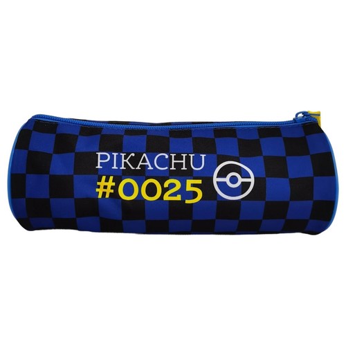 Cylindryczny piórnik z wzorem szachownicy, niebiesko-czarny, z białym napisem "PIKACHU" i żółtym "#0025".