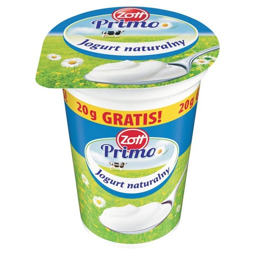 Opakowanie jogurtu naturalnego Zott Primo. Na wieczku i etykiecie grafika łąki, nieba i łyżki z białym jogurtem.