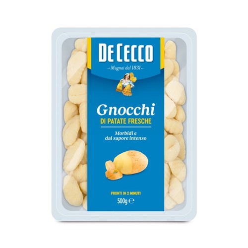 Opakowanie świeżych gnocchi ziemniaczanych De Cecco 500g. Produkt w przezroczystej, plastikowej tacce z niebieską etykietą. Na etykiecie logo De Cecco, informacja "Młynarze od 1831" i "Gotowe w 2 minuty". Gnocchi są miękkie i intensywne w smaku.