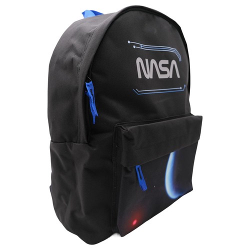 Plecak w kolorze czarnym z logo NASA. Posiada niebieskie zamki i grafikę kosmosu na przedniej kieszeni.