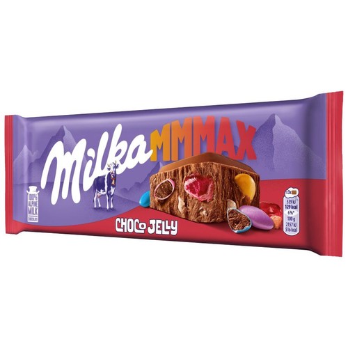 Opakowanie czekolady Milka MMMMAX Choco Jelly. Fioletowe tło z górami i czerwoną podstawą. Na opakowaniu grafika krowy i przekroju batona z galaretką oraz drażami czekoladowymi. Napis "100% mleka alpejskiego".