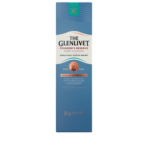 Niebiesko-białe opakowanie whisky The Glenlivet Founder's Reserve Sweet & Smooth Single Malt Scotch Whisky. Na etykiecie widnieje napis "American Oak Selection" oraz rok założenia 1824. Podpis George'a Smitha na dole.