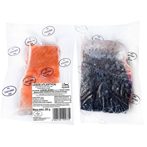 Łosoś atlantycki w dwóch próżniowych opakowaniach. Jeden filet ze skórą, drugi kawałek ryby. Waga 200 g.