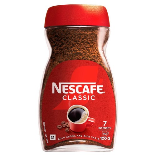 Słoik kawy rozpuszczalnej Nescafé Classic, 100 g. Czerwona etykieta z napisem "7 Intensywność" i grafiką filiżanki kawy.