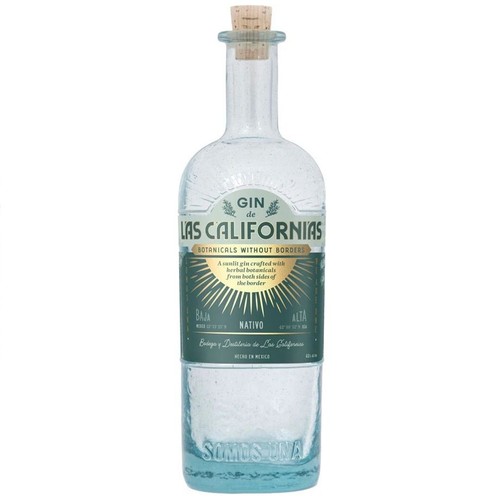 Butelka ginu Las Californias z korkowym zamknięciem. Na etykiecie w kolorze morskim widnieje napis "Botanicals Without Borders" oraz "Słoneczny gin stworzony z ziołowych składników botanicznych z obu stron granicy". Wyprodukowano w Meksyku.