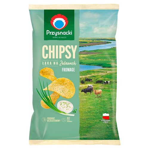 Zielone opakowanie chipsów Przysnacki Fromage. Widoczne chipsy, dip, szczypiorek oraz łąka z rzeką i krowami. Produkt bez oleju palmowego.