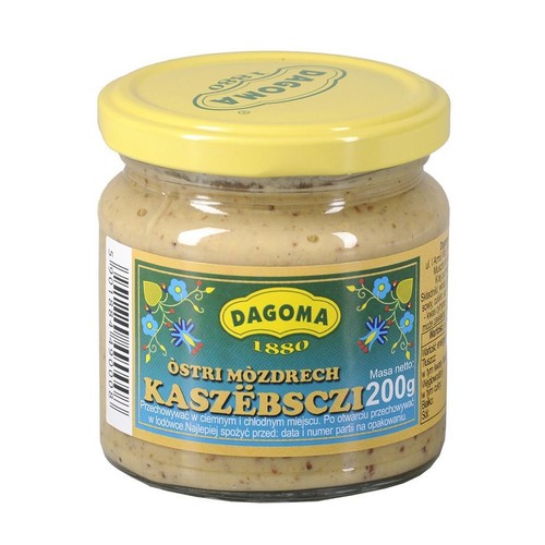 Musztarda Dagoma Kaszëbsczi Ostra Móżdżech w przezroczystym szklanym słoiku z żółtą nakrętką. Na zielonej etykiecie widnieje nazwa produktu, masa netto 200g oraz ludowe motywy kwiatowe. Instrukcje przechowywania na etykiecie.