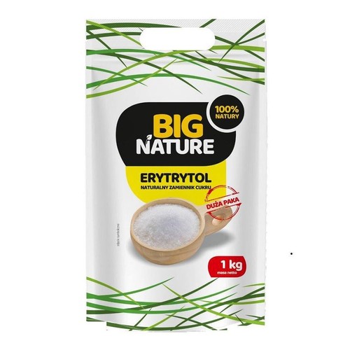 Biała torebka erytrytolu BIG NATURE, naturalnego zamiennika cukru, o masie netto 1 kg. Na opakowaniu zielona grafika trawy, napis "100% NATURY" oraz "DUŻA PAKA". Widoczny drewniany kubeczek z białymi kryształkami erytrytolu.