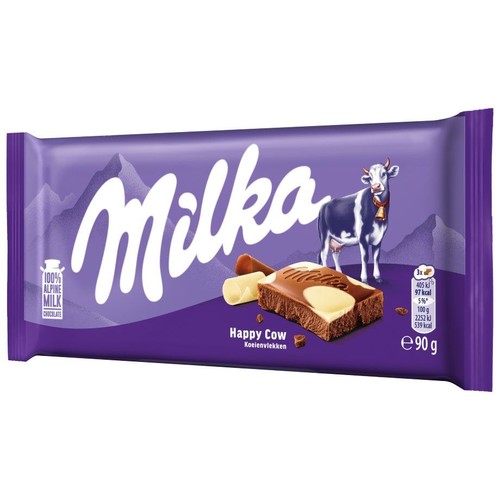 Milka Happy Cow, czekolada mleczna z alpejskiego mleka, 90g. Fioletowe opakowanie z logo Milka, grafiką krowy i gór. Widoczny kawałek czekolady z białymi plamkami, imitującymi łaty krowy. Obok wiórki białej czekolady.