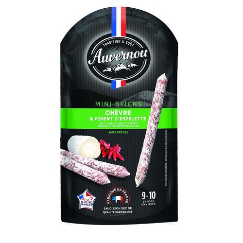 Czarne opakowanie Auvernou Mini Sticks, kiełbaski z serem kozim i papryką Espelette. Produkt francuski, około 9-10 sztuk.