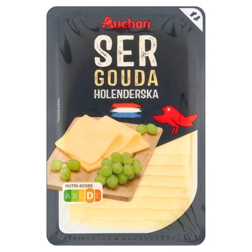 Ser Gouda holenderska Auchan w plastrach, w przezroczystym opakowaniu. Na etykiecie grafika sera z winogronami.