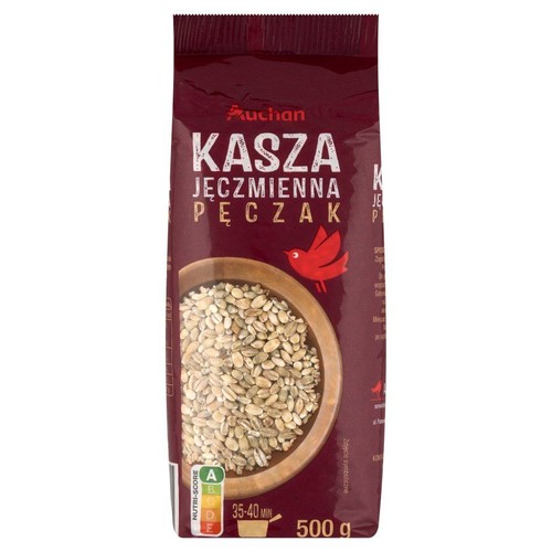 Produkt Auchan: kasza jęczmienna pęczak w bordowym opakowaniu 500 g. Na etykiecie znajduje się ilustracja drewnianej miski z ziarnami kaszy oraz czerwony ptak. Zalecany czas gotowania wynosi 35-40 minut.