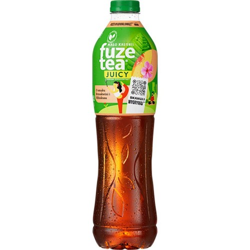 Plastikowa butelka Fuze Tea Juicy z ciemnym napojem herbacianym i zieloną nakrętką. Etykieta w odcieniach zieleni z napisem "MAŁO KALORII", grafiką kobiety w pozycji jogi, owoców i kwiatu. Zachęca do skanowania i wygrywania.