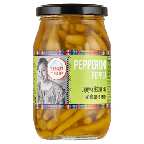 Szklany słoik z czarną zakrętką, wypełniony całymi zielonymi papryczkami pepperoni. Etykieta z logo Casa del Sur.