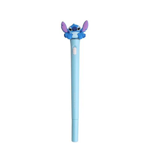 Jasnoniebieski długopis z ozdobną figurką Stitcha z bajki Lilo & Stitch na górze. Stitch jest niebieski z fioletowymi uszami, siedzi z podkulonymi łapkami. Na korpusie długopisu widoczny jest mały, biały przycisk.