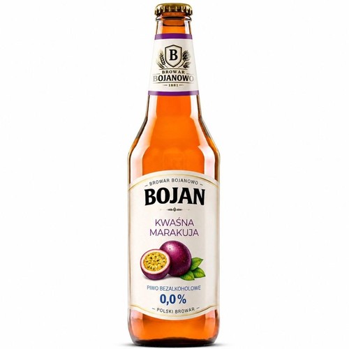 Butelka piwa bezalkoholowego Bojan Kwaśna Marakuja 0,0% z Browaru Bojanowo. Na etykiecie znajduje się duży napis "BOJAN", pod nim "KWAŚNA MARAKUJA" i grafika fioletowej marakui. Produkt polski.