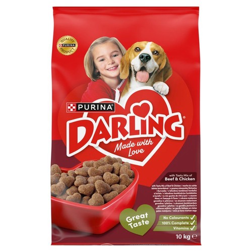 Czerwona torba karmy Purina Darling dla psów, wołowina i kurczak, 10 kg. Na opakowaniu dziewczynka z psem i miska z karmą.