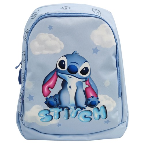 Niebieski plecak z grafiką siedzącego Stitcha, chmurami i gwiazdkami. Napis "STITCH" pod postacią.