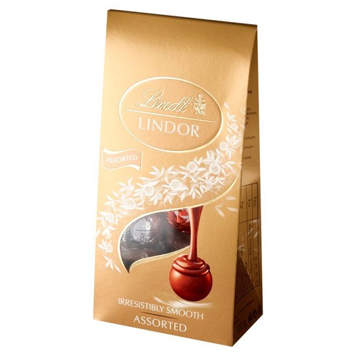 Złote, stojące opakowanie czekoladek Lindt Lindor Assorted 100g. Na froncie widnieje logo Lindt Lindor, napis "Mieszane" oraz grafika czekoladowej trufli z wypływającym, gładkim nadzieniem. Przezroczyste okienko ukazuje zawartość.