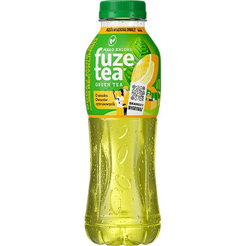 Przezroczysta butelka Fuze Tea Green Tea z zieloną zakrętką. Etykieta w kolorach zielonym i pomarańczowym z napisem "Mało kalorii", "Green Tea" i "O smaku owoców cytrusowych". Widoczna grafika cytryny i QR kod z hasłem "Skanuj i wygrywaj".