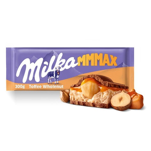 Produkt Milka MMMax Toffee Wholenut 300g w fioletowym opakowaniu z logo krowy. Grafika na opakowaniu ukazuje rozłamaną czekoladę z widocznym orzechem laskowym, warstwą toffi i kremowym nadzieniem. Obok leżą całe orzechy.