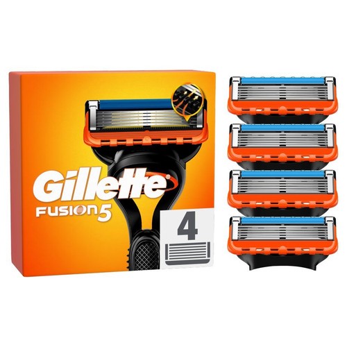 Opakowanie Gillette Fusion5 z 4 wkładami do maszynki. Obok leżą cztery pomarańczowo-czarne wkłady z niebieskim paskiem.