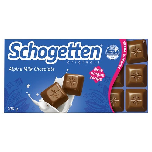 Niebieskie opakowanie czekolady Schogetten Originals Mleczna Czekolada Alpejska, 100g. Na grafice dwa kawałki czekolady z wzorem gwiazdy, otoczone mlekiem. Z prawej strony widoczne sześć kawałków czekolady.