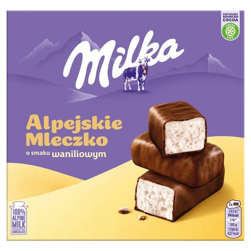 Fioletowo-żółte opakowanie Milka Alpejskie Mleczko o smaku waniliowym. Na górze logo Milka z krową i górami. Na dole trzy czekoladowe cukierki, jeden przekrojony, ukazujący puszyste, białe nadzienie. Etykieta "Kakao ze zrównoważonych źródeł".