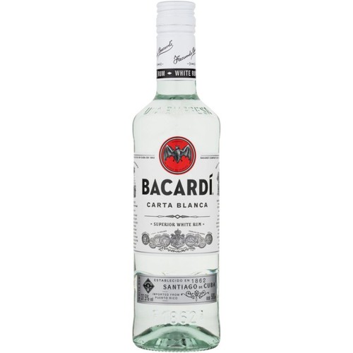 Butelka białego rumu Bacardi Carta Blanca o pojemności 700 ml i zawartości 37.5% alkoholu. Przezroczysta butelka z białą zakrętką. Na białej etykiecie widnieje czerwone logo z nietoperzem oraz napis "Superior White Rum".
